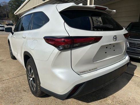 Used 2023 Toyota Highlander XLE FWD image 4