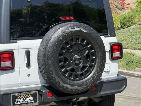 Used 2019 Jeep Wrangler Unlimited Sahara AWD/4WD image 4