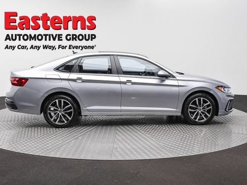 Used 2025 Volkswagen Jetta SE FWD image 4