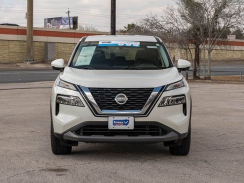 Used 2021 Nissan Rogue SV image 2