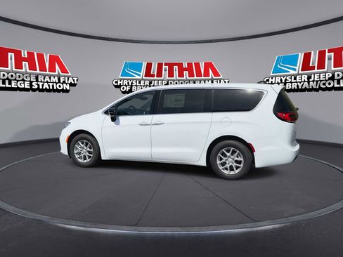 New 2026 Chrysler Pacifica Select image 5