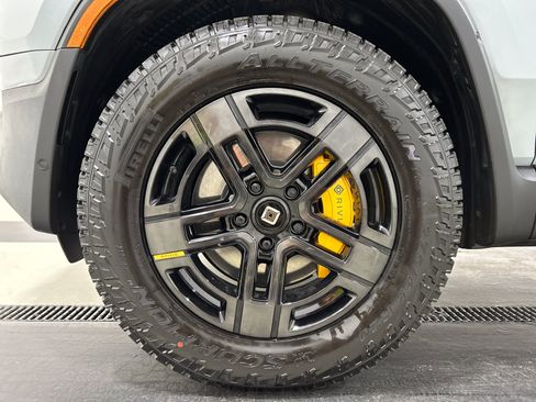 Used 2024 Rivian R1S Adventure AWD/4WD image 9