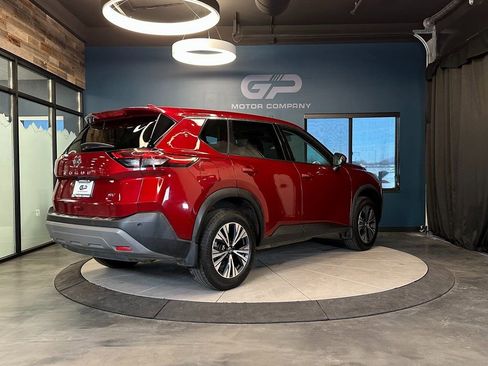 Used 2021 Nissan Rogue SV image 3