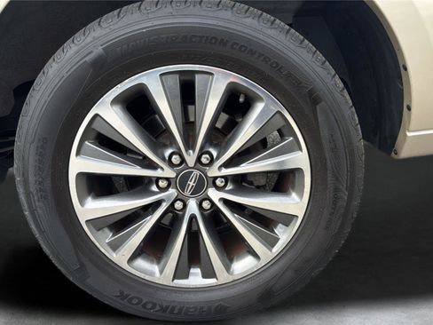 Used 2017 Lincoln Navigator Select RWD image 31