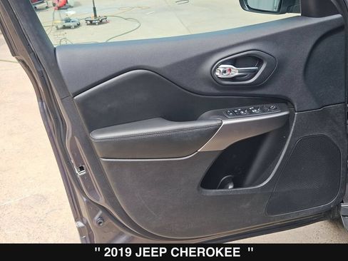 Used 2019 Jeep Cherokee Latitude Plus w/ Comfort/Convenience Group FWD image 14