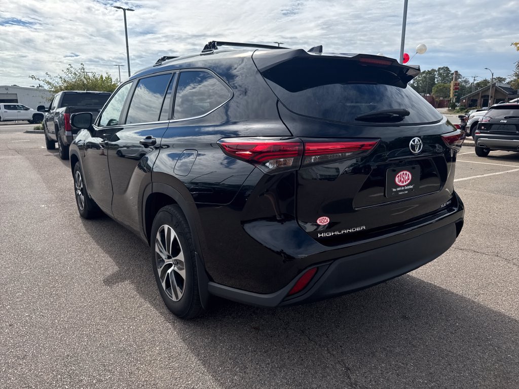 Used 2023 Toyota Highlander XLE AWD/4WD image 5