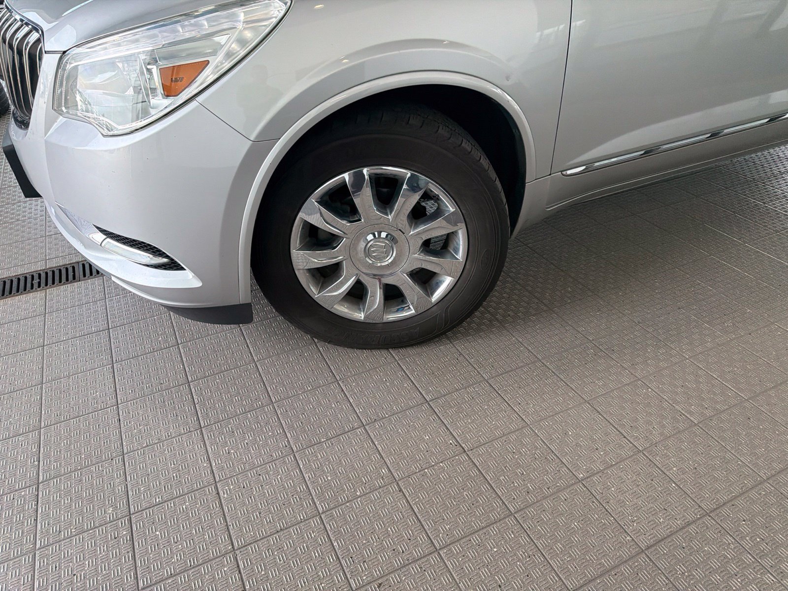 Used 2017 Buick Enclave Premium AWD/4WD image 2