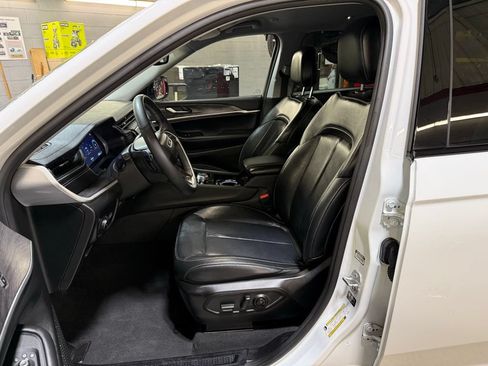 Used 2023 Jeep Grand Cherokee L Limited w/ Black Appearance Package AWD/4WD image 20