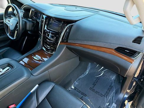 Used 2019 Cadillac Escalade Luxury image 14