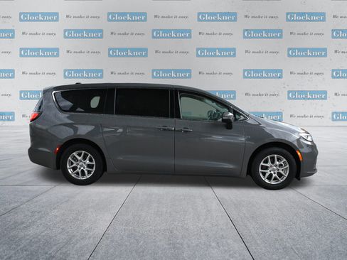 Used 2023 Chrysler Pacifica Touring-L FWD image 4