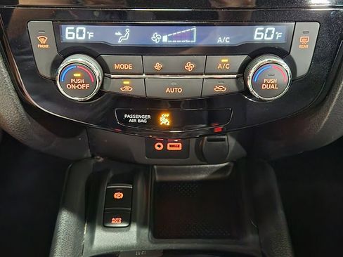 Used 2020 Nissan Rogue SV w/ Sun & Sound Touring Package image 38