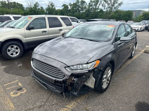 Used 2014 Ford Fusion SE FWD image 2