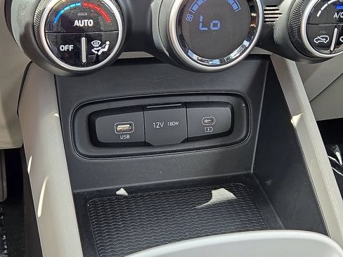 Used 2025 Hyundai Venue SEL FWD image 28