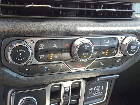 Used 2024 Jeep Wrangler Unlimited AWD/4WD image 25