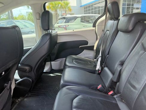 Used 2018 Chrysler Pacifica Touring-L w/ Tire & Wheel Group image 9