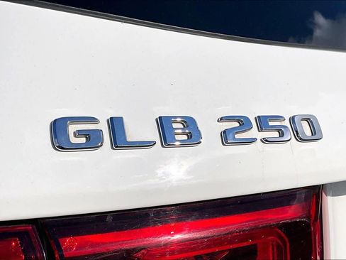 Used 2020 Mercedes-Benz GLB 250 4MATIC w/ Premium Package image 9