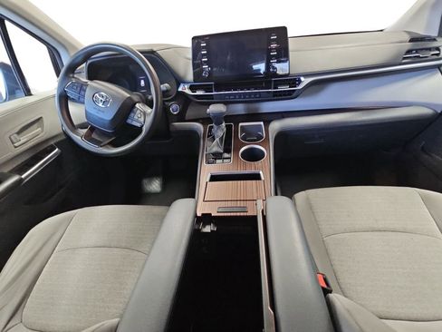 Used 2024 Toyota Sienna LE image 9