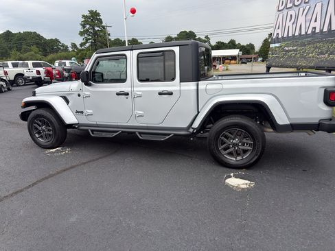 Used 2024 Jeep Gladiator Sport AWD/4WD image 8