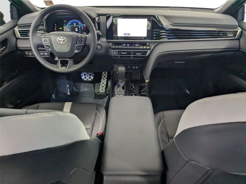 Used 2025 Toyota Camry SE image 7