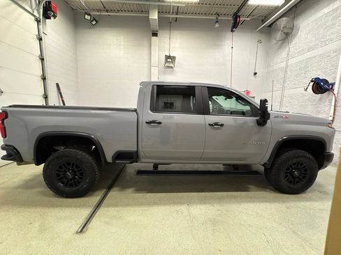 Used 2025 Chevrolet Silverado 2500 ZR2 w/ Technology Package AWD/4WD image 3