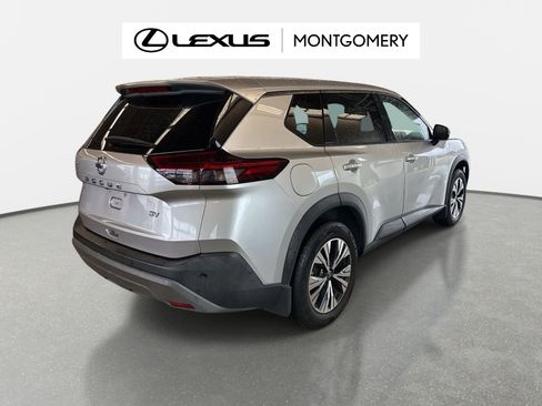 Used 2021 Nissan Rogue SV image 3