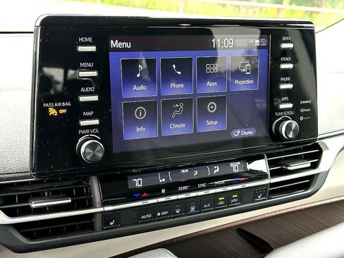 Used 2024 Toyota Sienna XLE FWD image 12