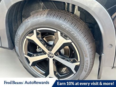 New 2025 Volkswagen Tiguan SE image 18