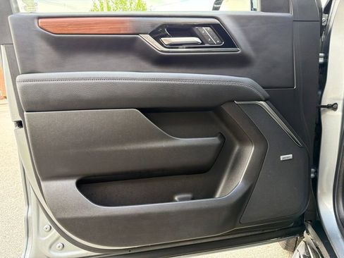 Used 2025 GMC Yukon XL Denali AWD/4WD image 12