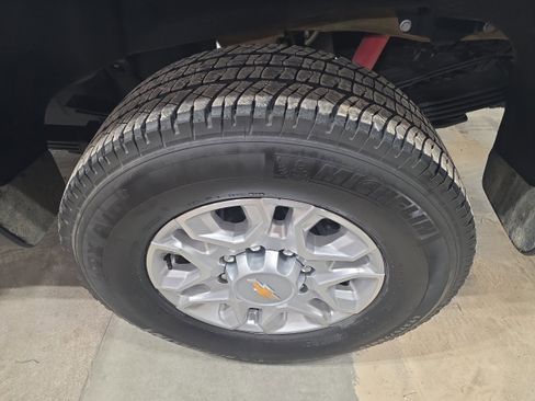 Used 2025 Chevrolet Silverado 3500 LT image 9