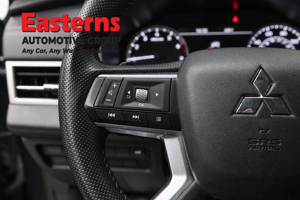 Used 2025 Mitsubishi Outlander SE FWD image 17