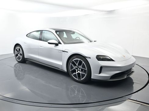 Used 2025 Porsche Taycan image 17