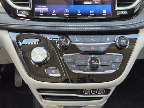 Used 2023 Chrysler Pacifica Touring-L FWD image 17
