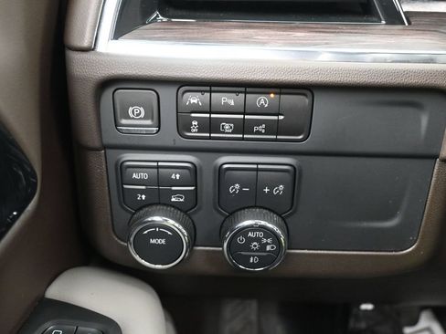 Used 2025 Chevrolet Suburban LT w/ Comfort Package AWD/4WD image 19