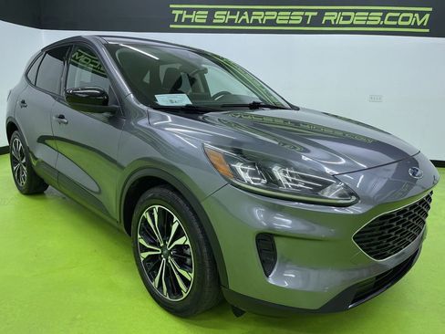 Used 2021 Ford Escape SE w/ SE Sport Appearance Package image 2