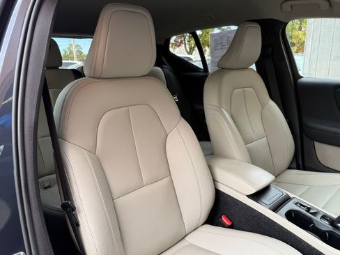 Used 2021 Volvo XC40 T5 Momentum w/ Premium Package image 26
