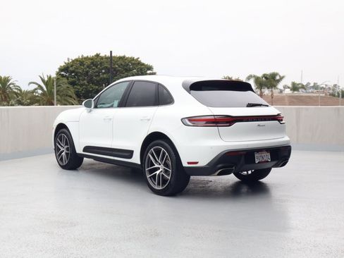 Certified 2025 Porsche Macan AWD/4WD image 3