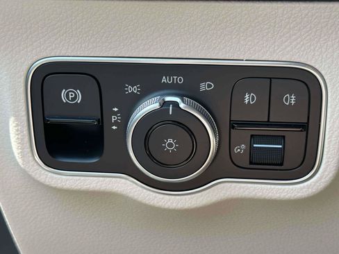 Used 2025 Mercedes-Benz GLB 250 4MATIC image 20