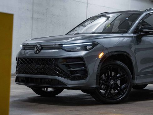 New 2025 Volkswagen Tiguan SE R-Line image 2
