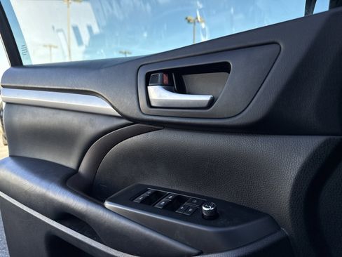 Used 2019 Toyota Highlander XLE image 11