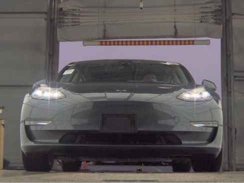 Used 2023 Tesla Model 3 Performance image 3