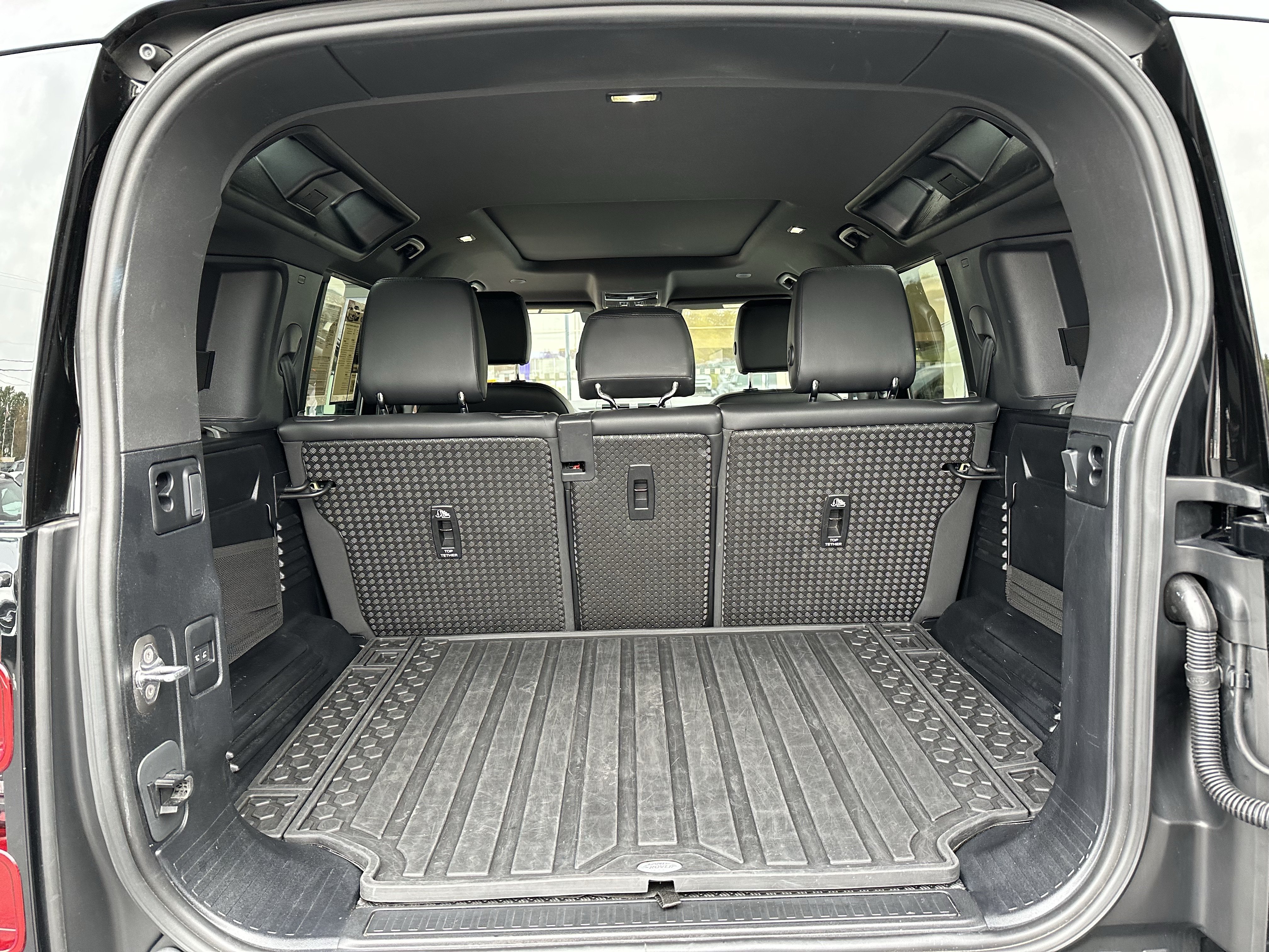 Certified 2024 Land Rover Defender 110 X-Dynamic SE AWD/4WD image 35