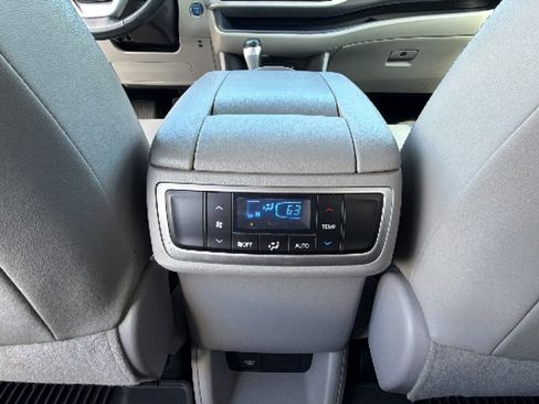 Used 2019 Toyota Highlander XLE AWD/4WD image 25