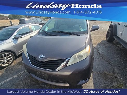 Used 2012 Toyota Sienna LE w/ Towing Pkg AWD/4WD image 3