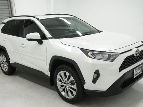 Used 2021 Toyota RAV4 XLE Premium FWD image 3