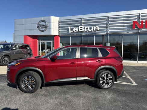 Used 2023 Nissan Rogue SV image 2