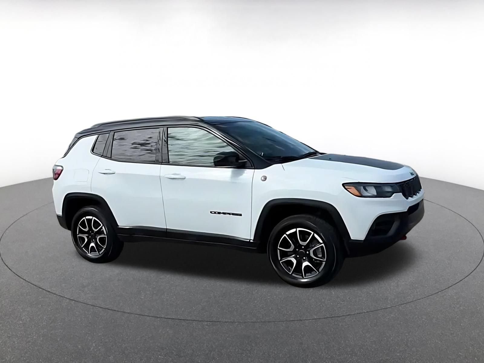 Used 2025 Jeep Compass Trailhawk AWD/4WD image 2