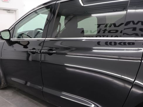 Used 2024 Chrysler Pacifica Touring-L image 32