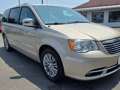 Used 2016 Chrysler Town & Country Touring-L FWD image 3