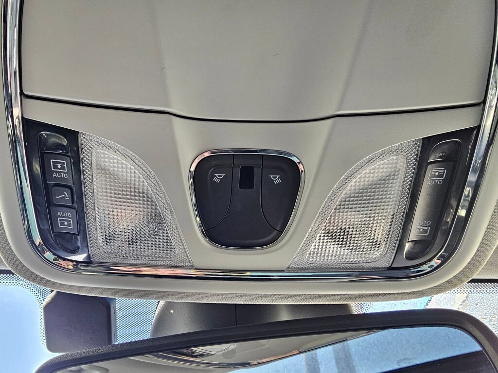 Used 2019 Jeep Cherokee Trailhawk AWD/4WD image 32