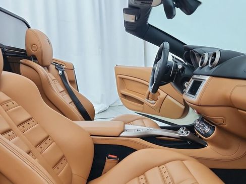 Used 2014 Ferrari California image 22